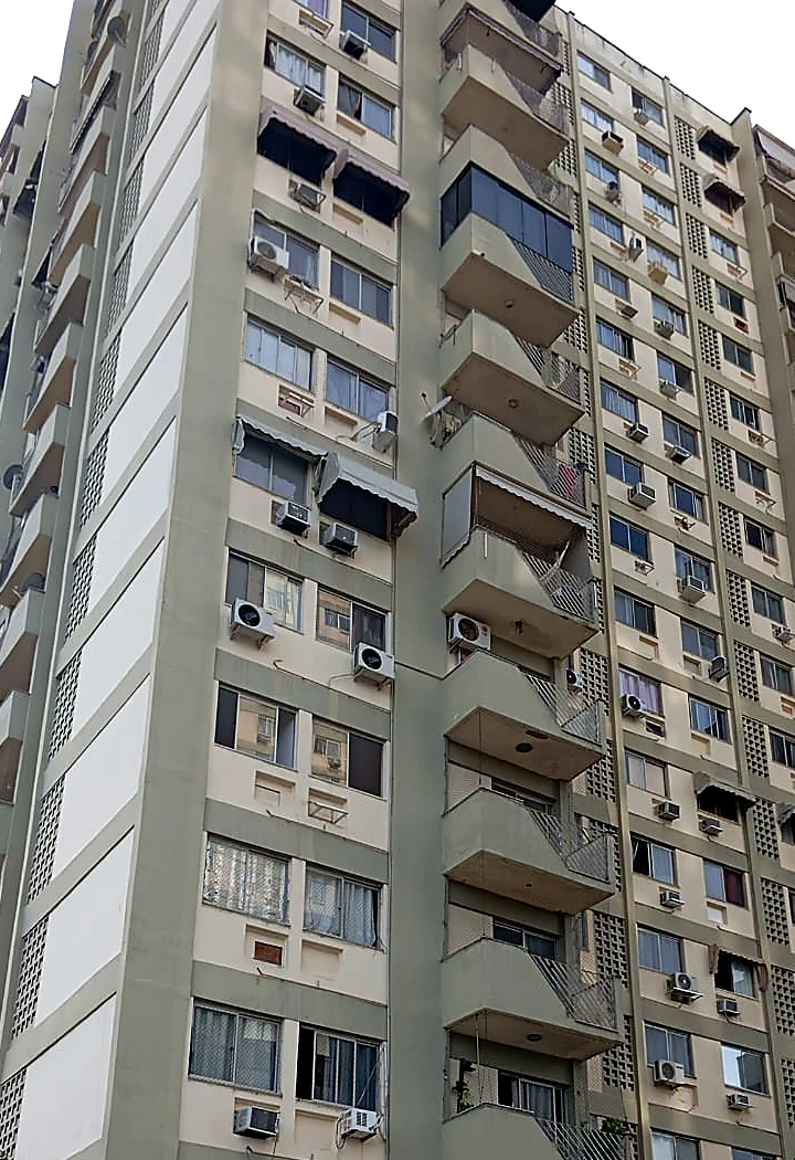 Fachada residencial do Condomínio Moradas do Itanhangá Bloco 2