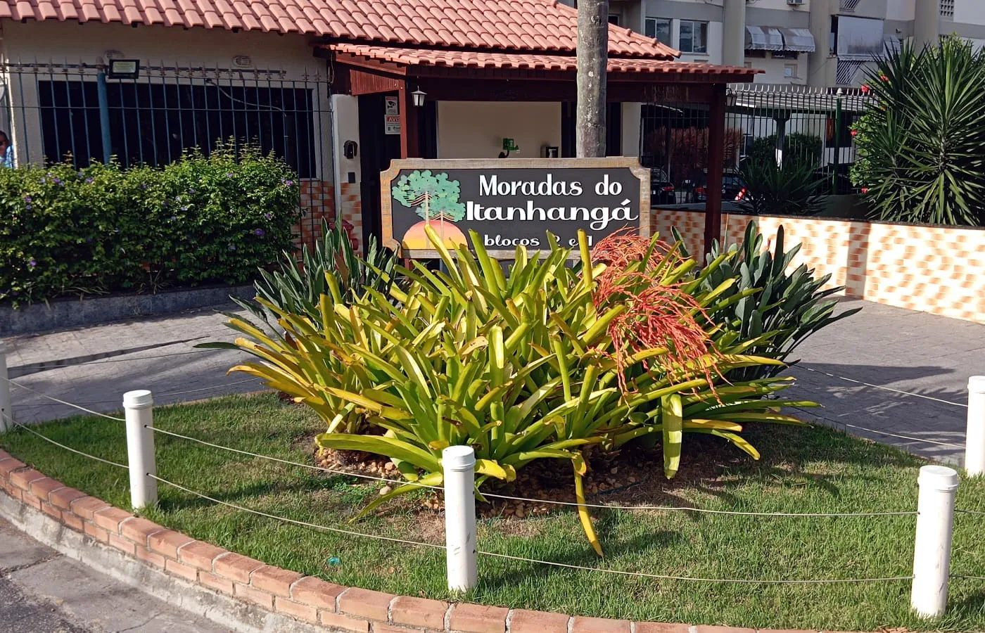 Placa e jardim do Condomínio Moradas do Itanhangá